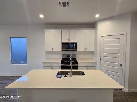 Kitchen - 14045 E Crotalus Way E, Vail, AZ 85641 photo 5 of 5