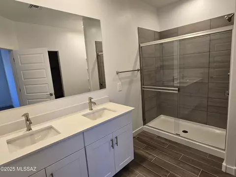 Bath - 14045 E Crotalus Way E, Vail, AZ 85641 photo 3 of 3