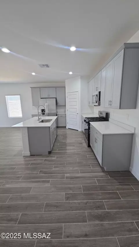 Kitchen - 13979 E Crotalus Way E, Vail, AZ 85641 photo 1 of 1
