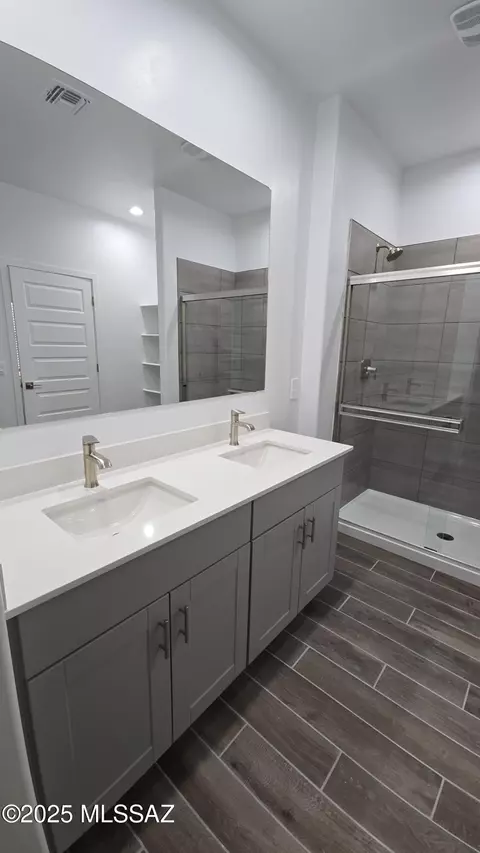 Bath - 13979 E Crotalus Way E, Vail, AZ 85641 photo 1 of 2