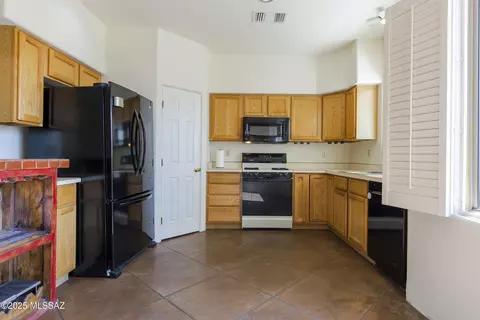 Kitchen - 1538 E Painted Colt Loop, Tucson, AZ 85719 photo 7 of 8