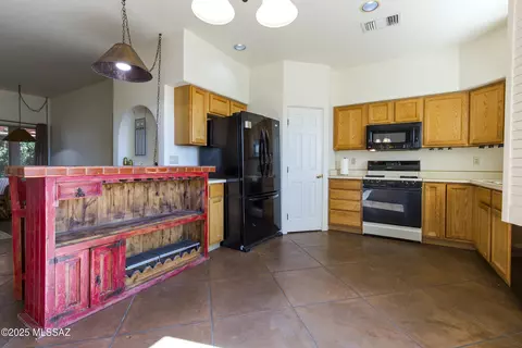 Kitchen - 1538 E Painted Colt Loop, Tucson, AZ 85719 photo 5 of 8