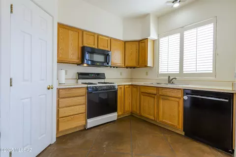 Kitchen - 1538 E Painted Colt Loop, Tucson, AZ 85719 photo 6 of 8