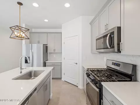 Kitchen - 12566 E Remi Dr, Vail, AZ 85641 photo 5 of 6