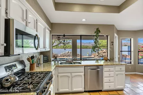 Kitchen - 7361 E Riverbank Loop, Tucson, AZ 85715 photo 3 of 4