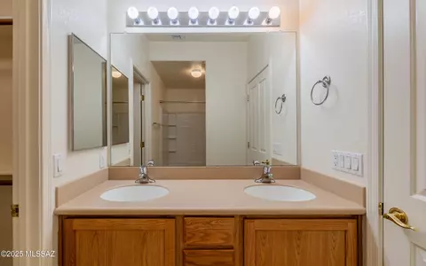 Bath - 7352 E Weeping Willow Dr, Tucson, AZ 85756 photo 2 of 5