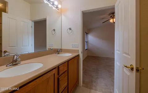 Bath - 7352 E Weeping Willow Dr, Tucson, AZ 85756 photo 4 of 5