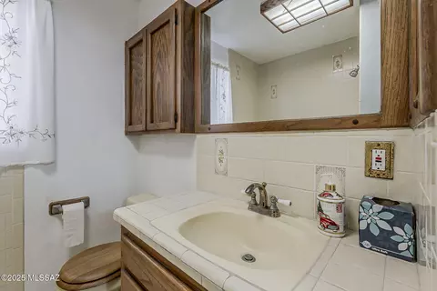 Bath - 2810 E Malvern St, Tucson, AZ 85716 photo 2 of 3