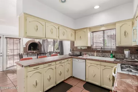 Kitchen - 414 E 34th St, Tucson, AZ 85713 photo 1 of 2