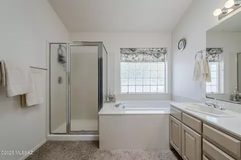Bath - 9331 E Montea Pl, Tucson, AZ 85747 photo 3 of 5