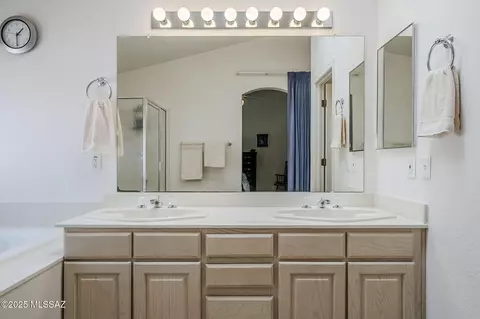 Bath - 9331 E Montea Pl, Tucson, AZ 85747 photo 2 of 5