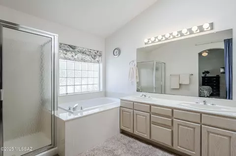 Bath - 9331 E Montea Pl, Tucson, AZ 85747 photo 1 of 5