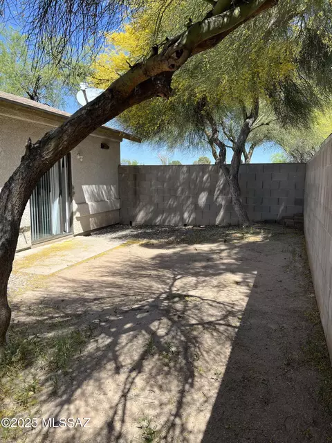 Exterior - 620 E Lester St, Tucson, AZ 85705 photo 2 of 2