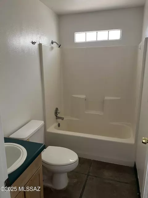 Bath - 620 E Lester St, Tucson, AZ 85705 photo 1 of 3