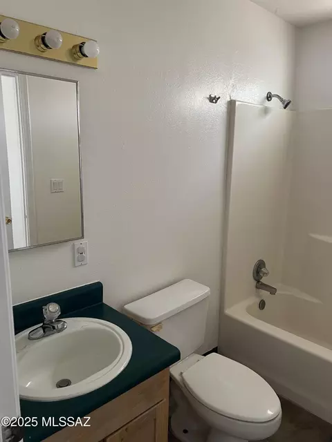 Bath - 620 E Lester St, Tucson, AZ 85705 photo 2 of 3