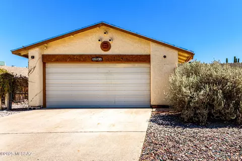 2755 S Pace West Dr W, Tucson, AZ 85730