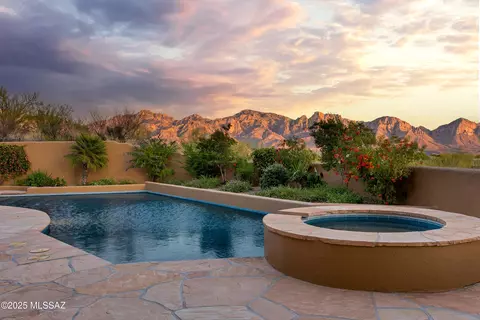 730 E Cool Mist Dr, Oro Valley, AZ 85755