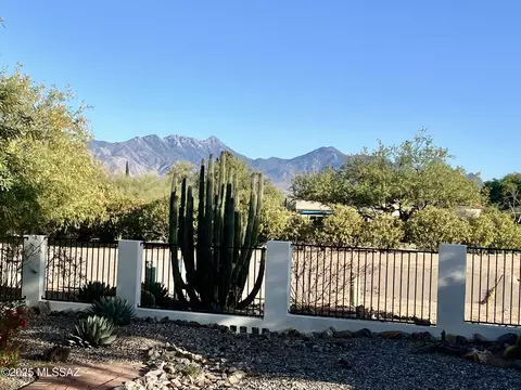 1011 N Placita Yoas, Green Valley, AZ 85614