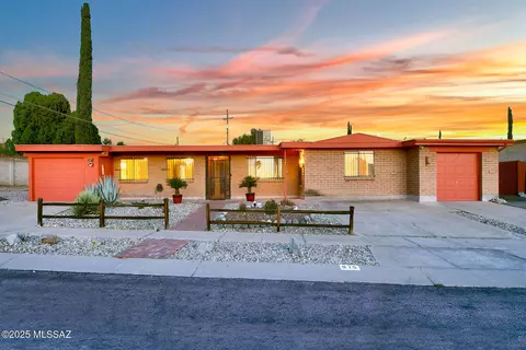 915 N Bedford Dr, Tucson, AZ 85710