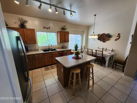 Kitchen - 60464 E Blackcrest Loop, Tucson, AZ 85739 photo 4 of 5
