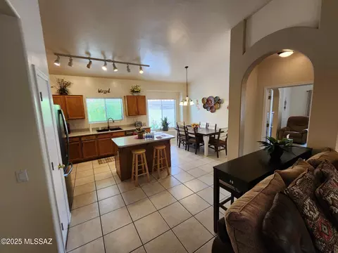 Kitchen - 60464 E Blackcrest Loop, Tucson, AZ 85739 photo 3 of 5