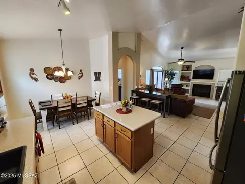 Kitchen - 60464 E Blackcrest Loop, Tucson, AZ 85739 photo 1 of 5