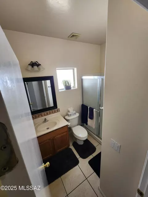 Bath - 60464 E Blackcrest Loop, Tucson, AZ 85739 photo 1 of 2