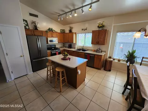 Kitchen - 60464 E Blackcrest Loop, Tucson, AZ 85739 photo 5 of 5