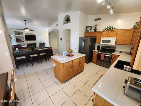 Kitchen - 60464 E Blackcrest Loop, Tucson, AZ 85739 photo 2 of 5