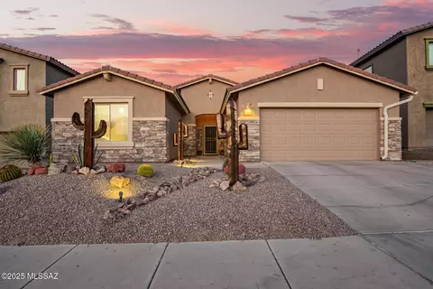 8072 N Wayward Star Dr, Tucson, AZ 85743