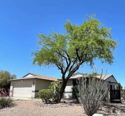 5921 N Moonbrook Rd, Tucson, AZ 85741