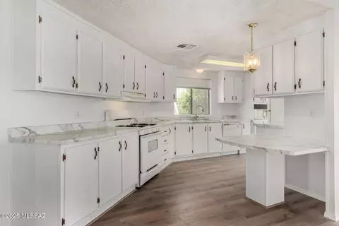 6560 N White Deer Ln, Tucson, AZ 85743