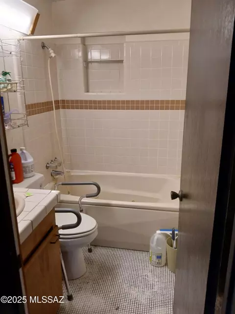 Bath - 4308 E Montecito St, Tucson, AZ 85711 photo 1 of 3