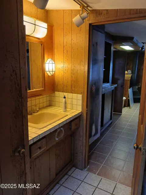 Bath - 4308 E Montecito St, Tucson, AZ 85711 photo 2 of 3