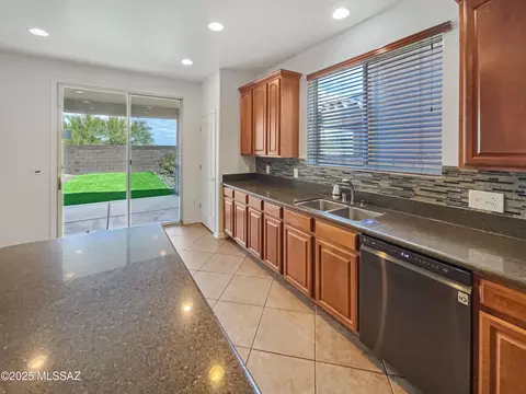 Kitchen - 10963 E Pima Creek Dr, Vail, AZ 85641 photo 4 of 5