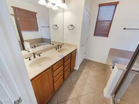 Bath - 10963 E Pima Creek Dr, Vail, AZ 85641 photo 1 of 3