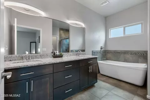 Bath - 156 E Stone Ct, Tucson, AZ 85705 photo 2 of 5