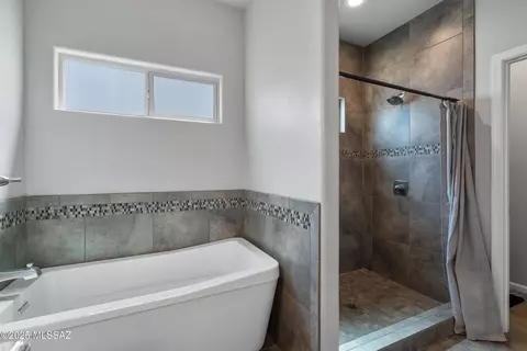 Bath - 156 E Stone Ct, Tucson, AZ 85705 photo 3 of 5