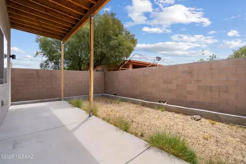 Exterior - 156 E Stone Ct, Tucson, AZ 85705 photo 4 of 4