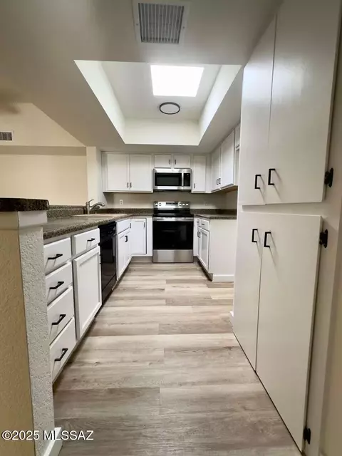 Kitchen - 4317 E Old Mill Rd, Tucson, AZ 85712 photo 4 of 5
