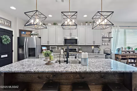 Kitchen - 14233 E Hub Dr, Vail, AZ 85641 photo 2 of 5