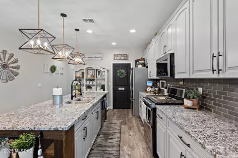 Kitchen - 14233 E Hub Dr, Vail, AZ 85641 photo 5 of 5