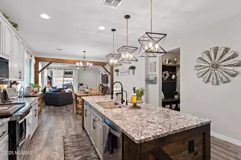 Kitchen - 14233 E Hub Dr, Vail, AZ 85641 photo 4 of 5