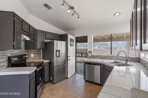 10261 E Woodhaven Ln, Tucson, AZ 85748