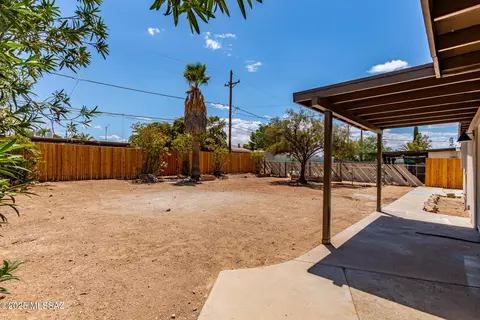 7932 E Winnepeg Dr, Tucson, AZ 85730 photo 2