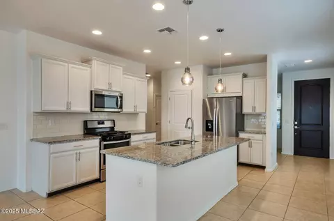Kitchen - 14273 E Placita Lago Verde, Vail, AZ 85641 photo 1 of 5