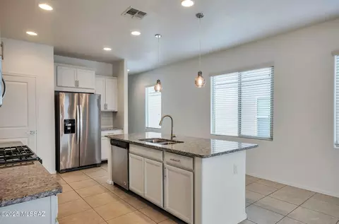 Kitchen - 14273 E Placita Lago Verde, Vail, AZ 85641 photo 3 of 5