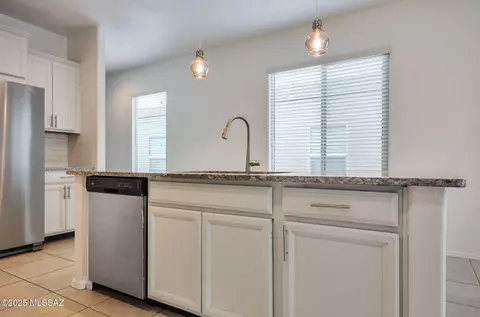 Kitchen - 14273 E Placita Lago Verde, Vail, AZ 85641 photo 4 of 5