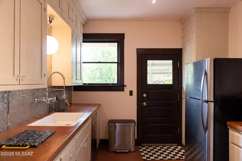 Kitchen - 20 E 2nd St, Tucson, AZ 85705 photo 2 of 4