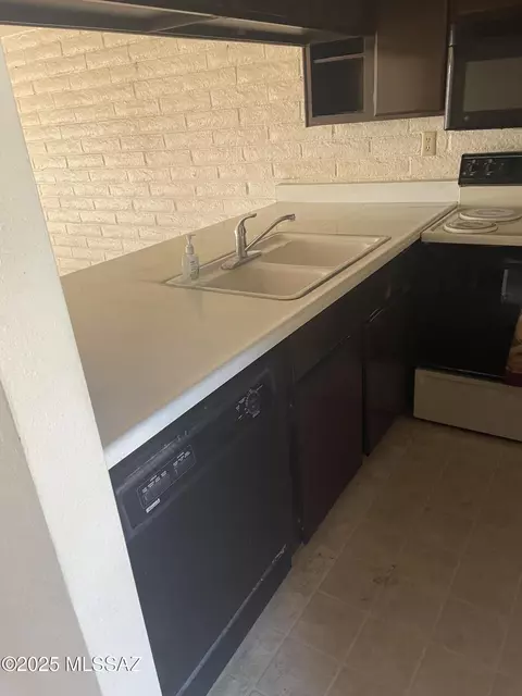 7754 E Kenyon Dr, Tucson, AZ 85710 photo 5